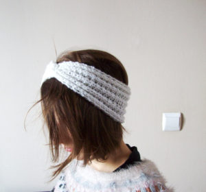 Femme portant un Headband tricot 